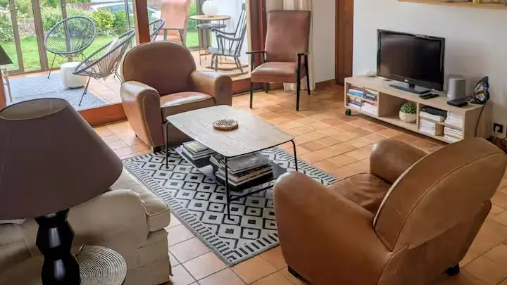 Coin salon, vue sur la véranda et le jardin