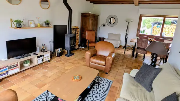 Coin salon, canapé face au poele