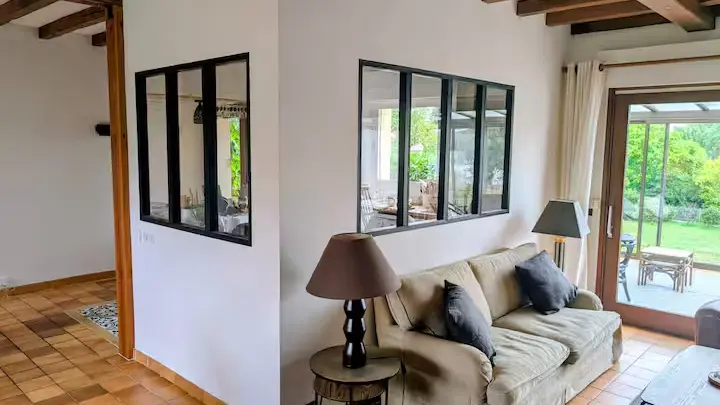 Coin salon, vue sur le jardin