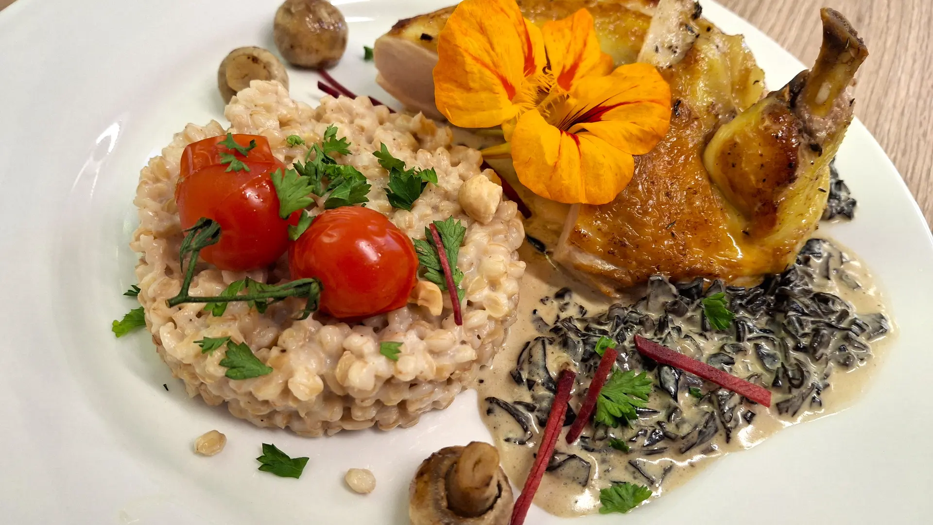 supreme de poulet, petit epeautre sauce trompettes