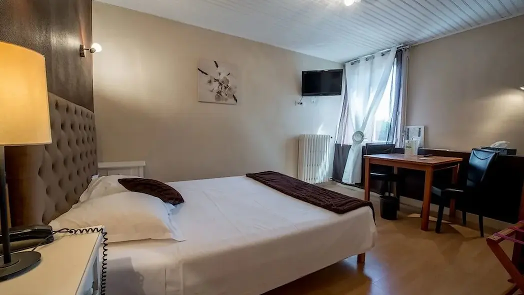 HOTAQU047FS00028_Tournon_Les Voyageurs_chambre1