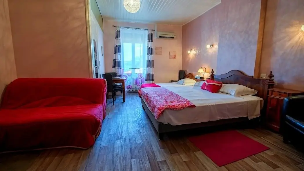 HOTAQU047FS00028_Tournon_Les Voyageurs_chambre2