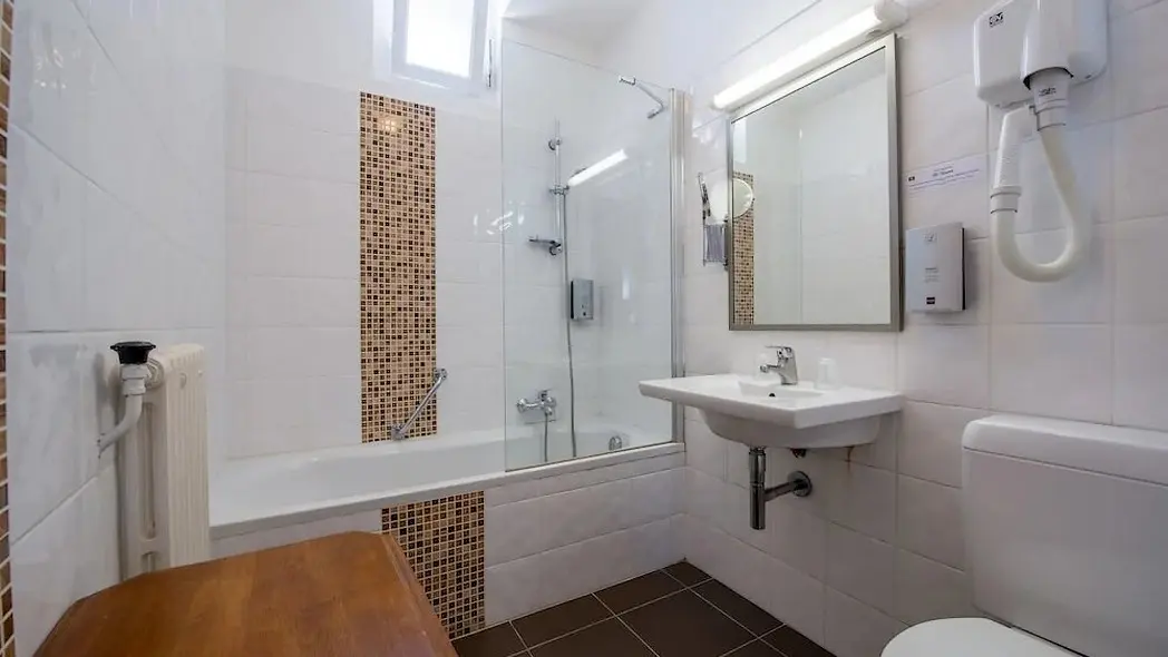 HOTAQU047FS00028_Tournon_Les Voyageurs_sdb