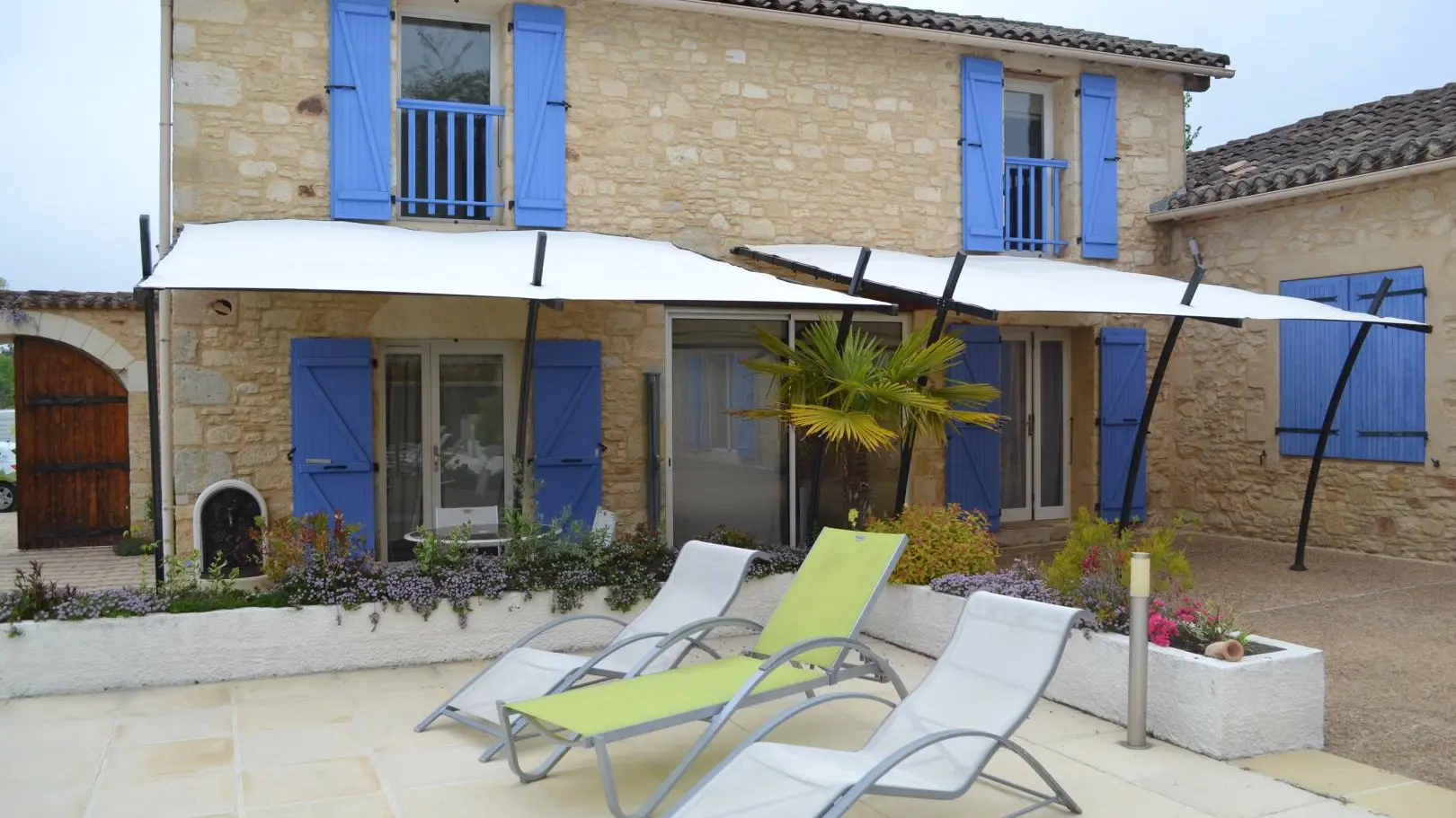 Fumel-Aux-blanches-pierres-Gite-Malbec-Pavy-et-Orny-transats