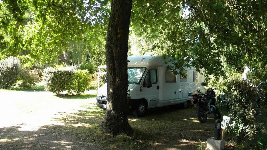 PAAQU047FS0001I_Fumel_Les Catalpas_camping-car