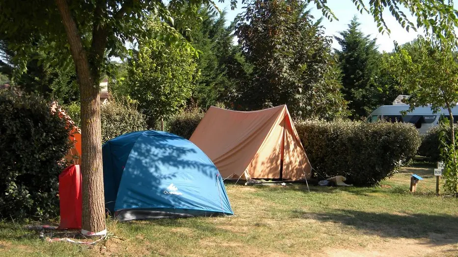 PAAQU047FS0001I_Fumel_Les Catalpas_tentes