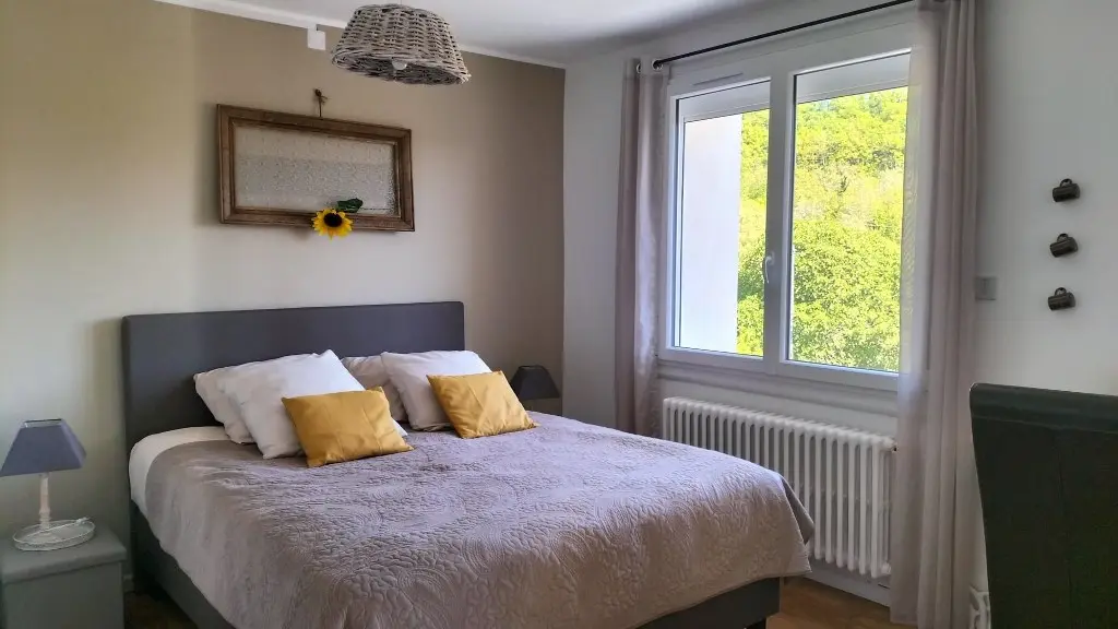 BELLEVUE_Gite-a-courbiac_chambre_tournesol-lit (1024x578)