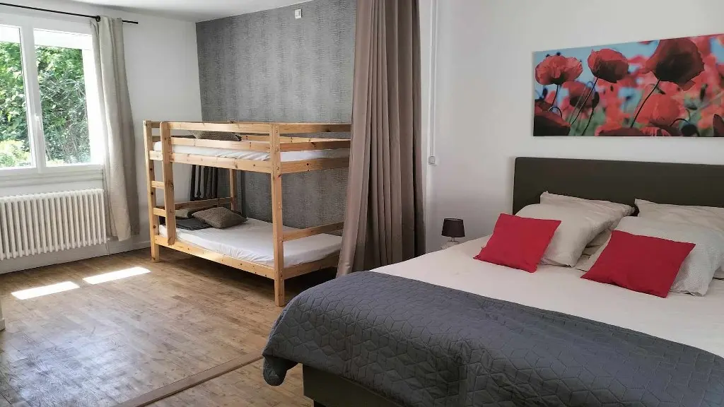 BELLEVUE_Gite-a-courbiac_chambre_coquelicot-lit (1024x578)
