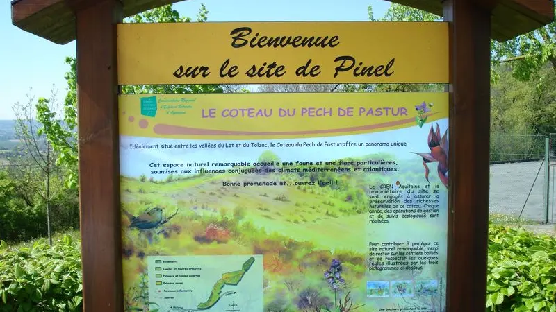 Un sentier d'interprétation permet de découvrir le Pech