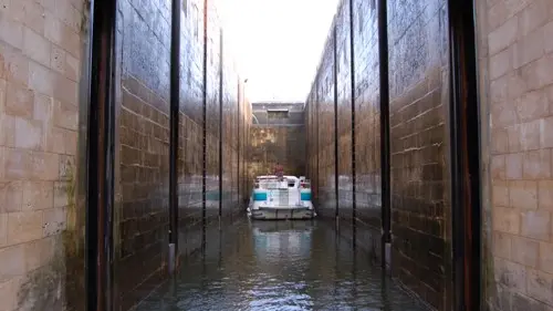 Castelmoron dans l'écluse