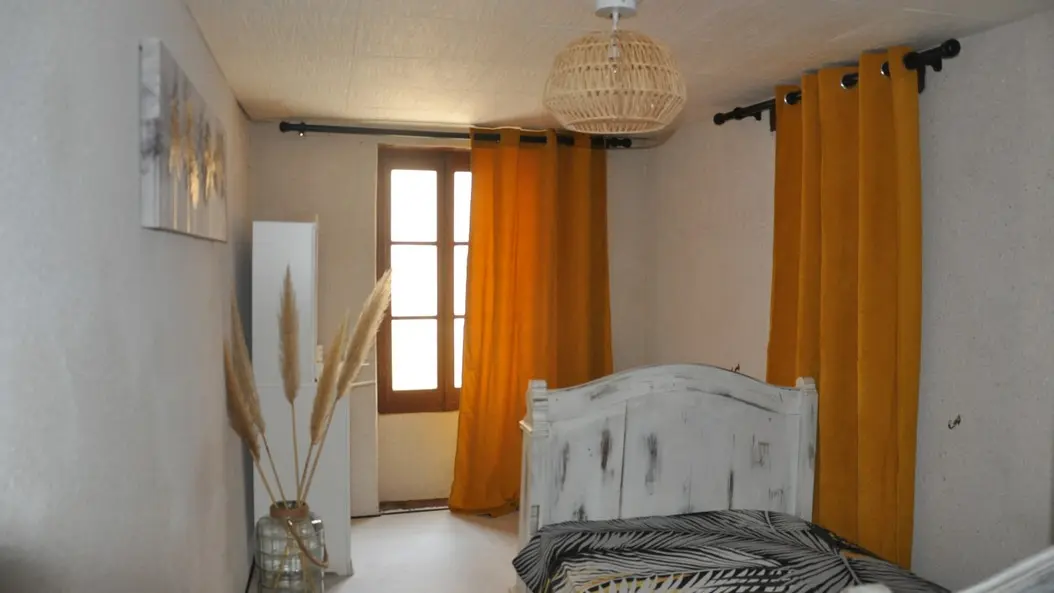 HLOAQU047V50FNBU_Penne_Gîte de Fleur_Chambre moutarde