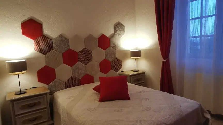 HLOAQU047V50IRQN_Fumel_Domaine des 3 cyprès_chambrePivoine