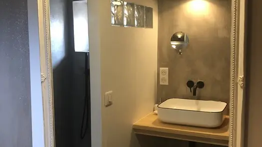 HLOAQU047V50GNL9_Blanquefort_Chambre en pierre_Gîte Villeréal_miroir