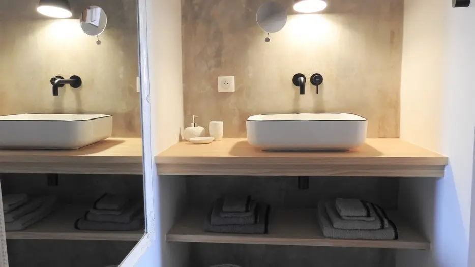 HLOAQU047V50GNL9_Blanquefort_Chambre en pierre_Gîte Villeréal_sd'eau