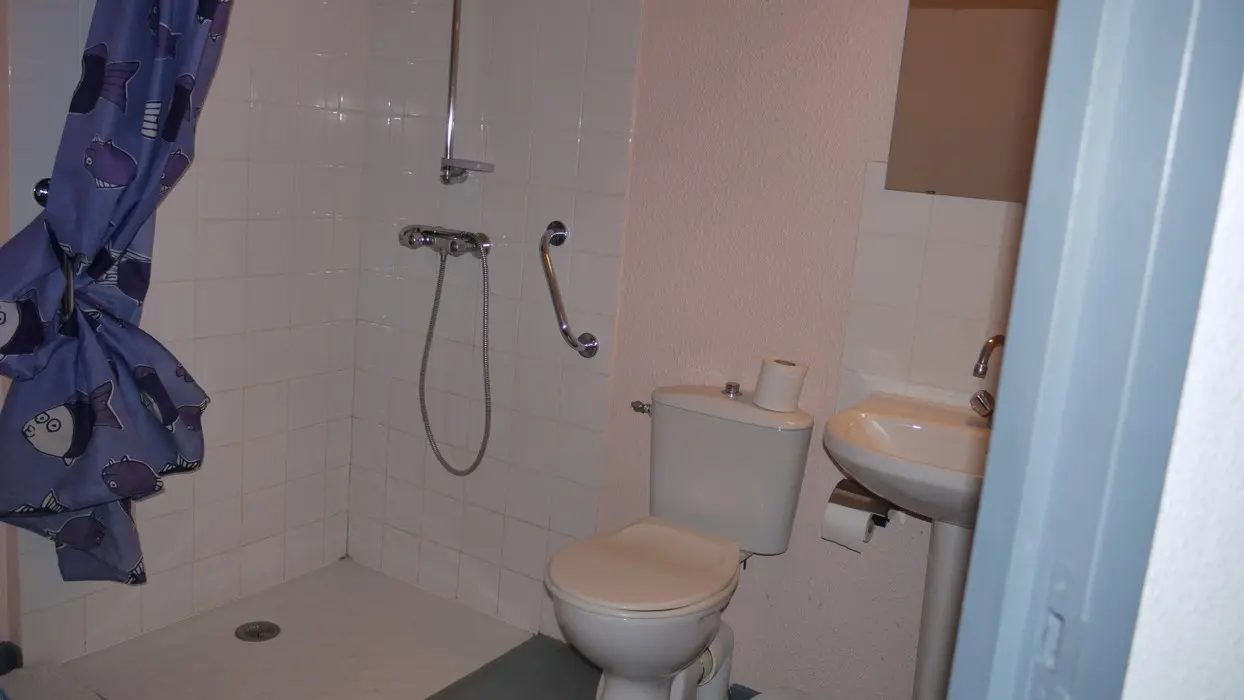 HCOLLAQU0470000O_Fumel_Centre d'accueilMoncany_sdb