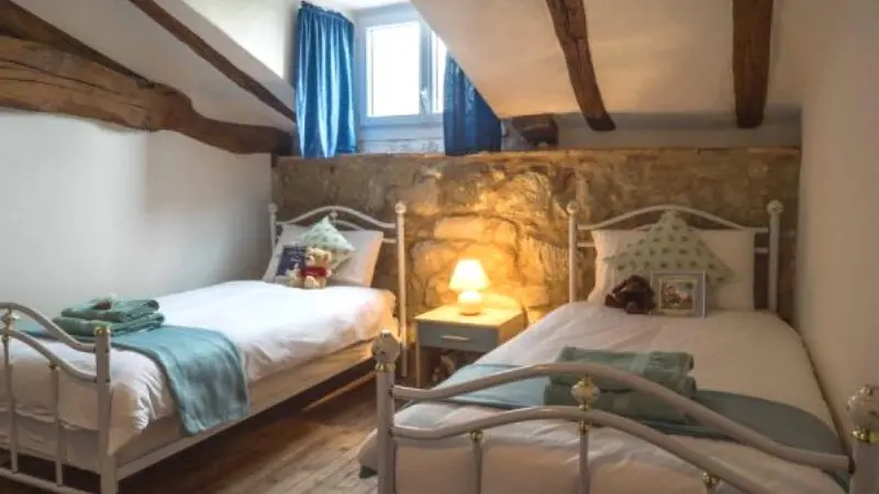 Gite-images-Drake-Twin-bedroom-Copy-scaled-e1624974712744-p9drobqwvt8eeusif3bmqxopikeezth3zbu6beexyo