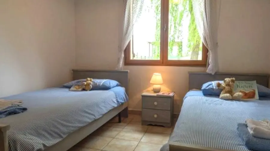 Gite-images-Duck-Cottage-twin-bedroom-scaled-e1625071496392-p9fpvcym50ee40bczf2pd3jgk6tbinfndf583g2vni