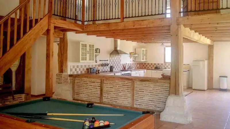 HLO_Gîte La Belle Epoque_Coulx_billard et cuisine