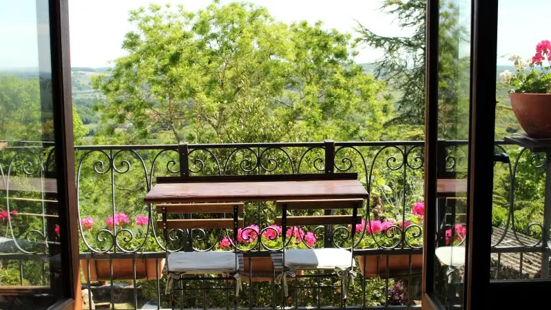 HLO_MaDamenFrance_Monclar_balcon