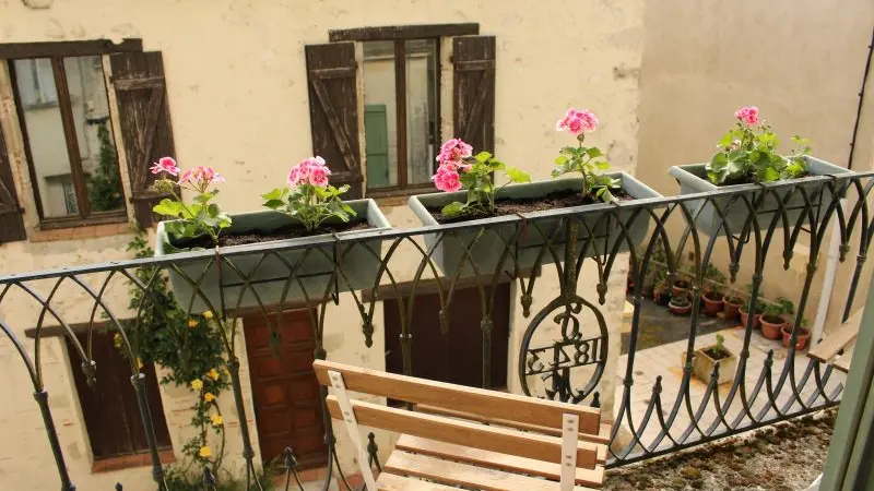 HLO_MaDamenFrance_Monclar_cahmbre simone_balcon