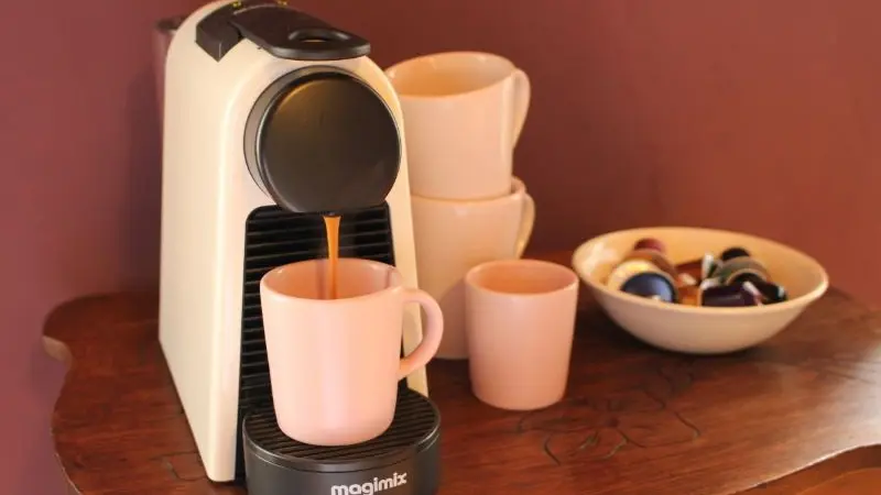 HLO_MaDamenFrance_Monclar_chambre Françoise_café