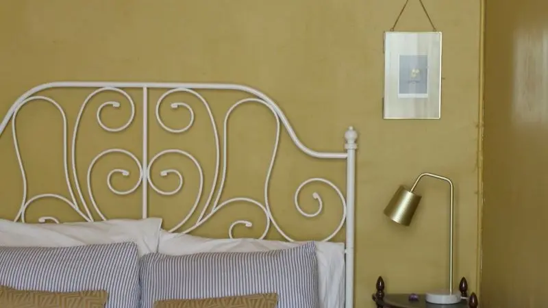 HLO_MaDamenFrance_Monclar_chambre Marguerite_chevet