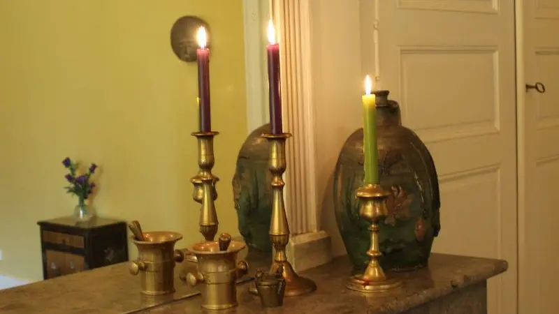 HLO_MaDamenFrance_Monclar_chambre Marguerite_cheminée