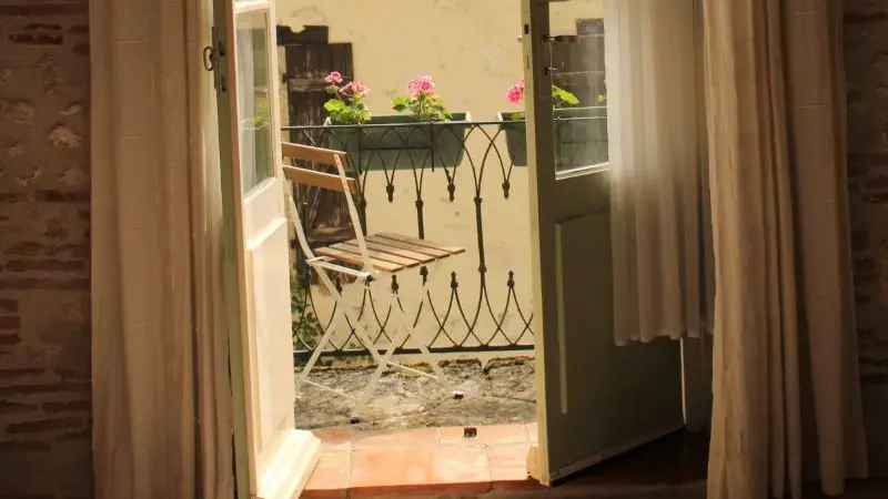 HLO_MaDamenFrance_Monclar_chambre Simone_balcon