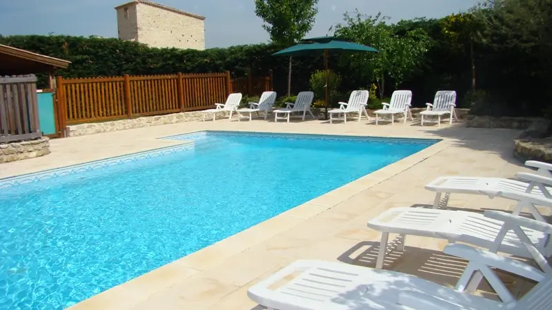 HLOAQU047FS000G5_THEZAC_piscine