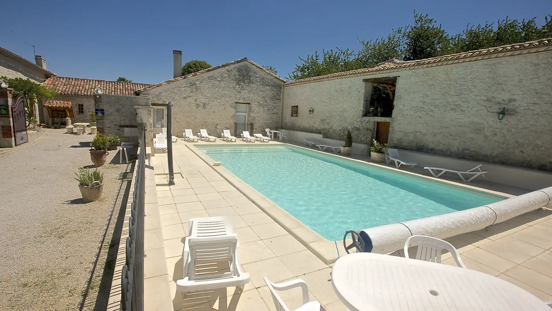 HLOAQU047FS0021I_piscinecommune