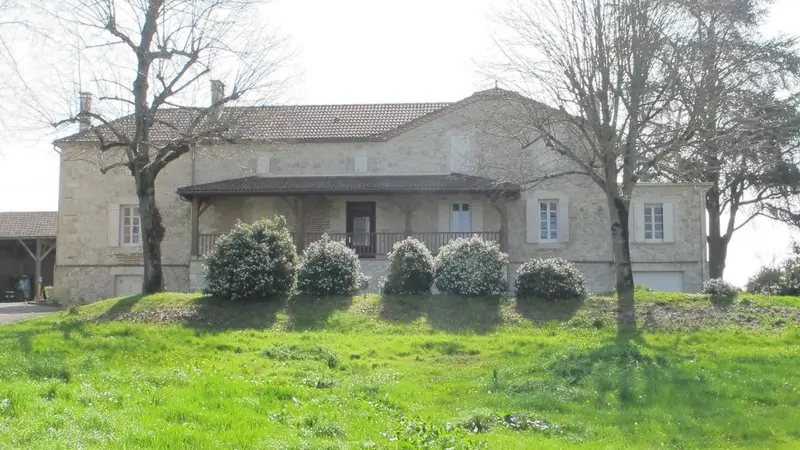 HLOAQU047V500J0A_PENNEDAGENAIS_LGC200_maisoncoteentree