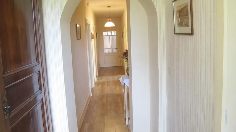 HLOAQU047V500J0A_PENNEDAGENAIS_LGC200_couloir acceschambres