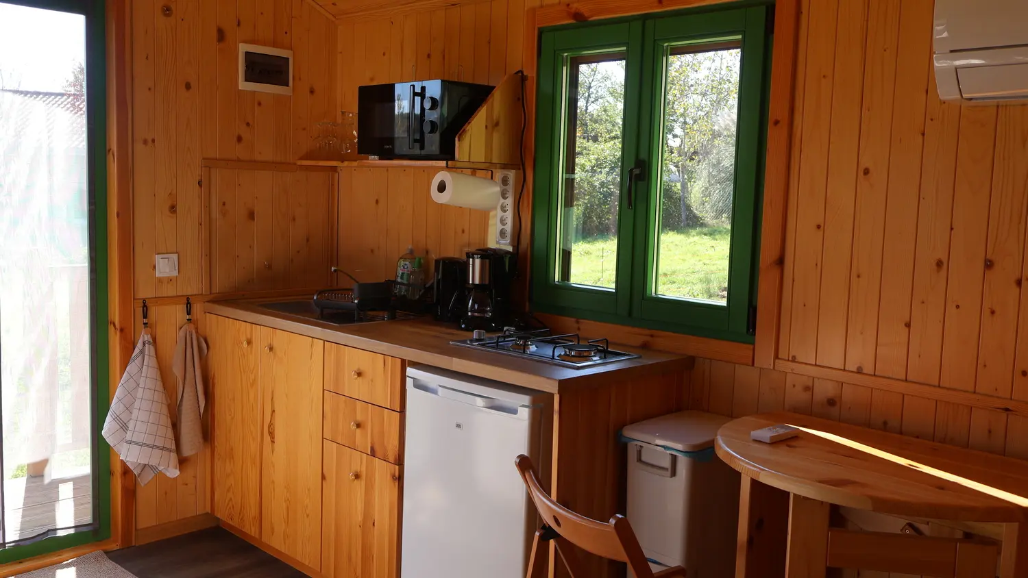 HLOAQU047V50NGNO_PRIEST_cuisine tout équipée_04