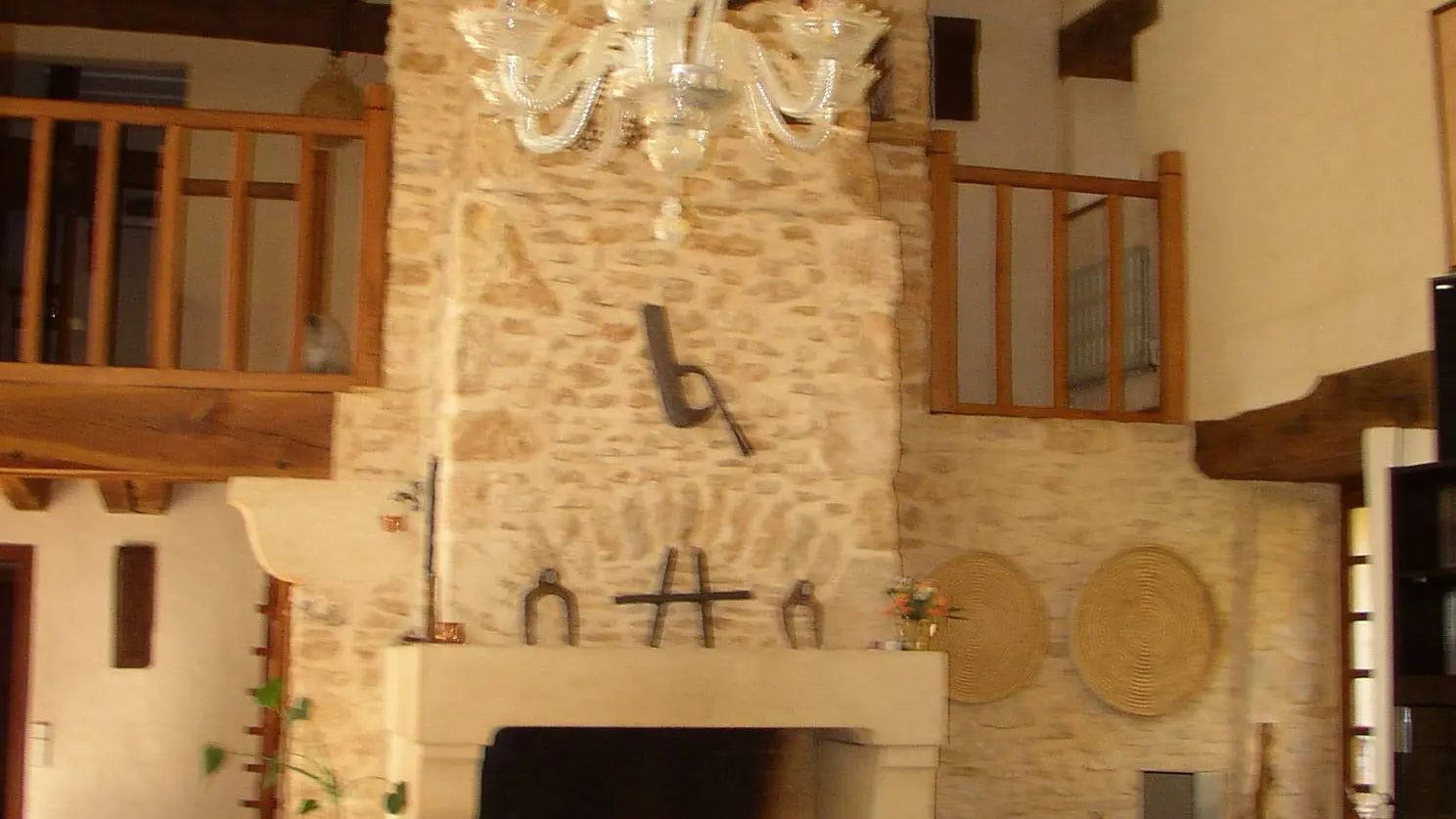 Le Cayrel - La cheminée du salon