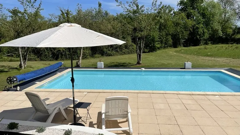 HLOAQU047V50J1IY_Cuzorn_O'Connor_Gîte Delphine_piscine