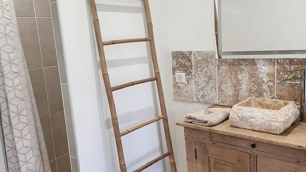 Salle de bain chambre vue piscine