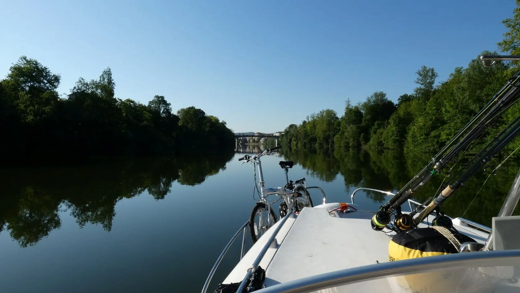 boot met vakantiespullen