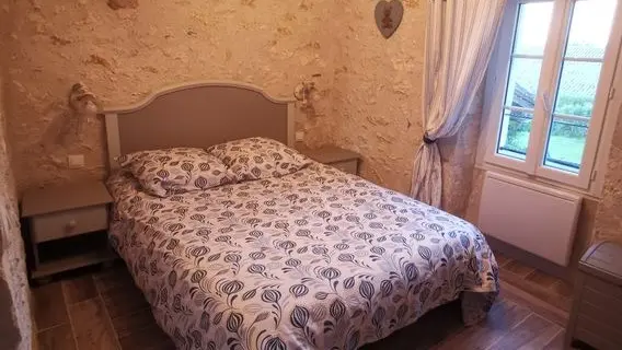 HLOAQU047V50GOM6_Cazideroque_Le Pigeonnier_Bezolles_chambre2