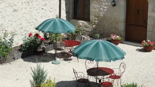 SAINTPIERREDECAUBEL_LGC090A_10 - la cour.jpg