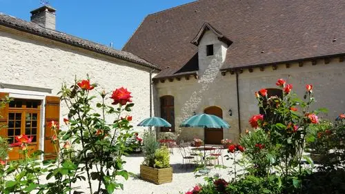 SAINTPIERREDECAUBEL_LGC090A_11 - la cour.jpg