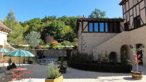 SAINTPIERREDECAUBEL_LGC090A_9 - la cour.jpg