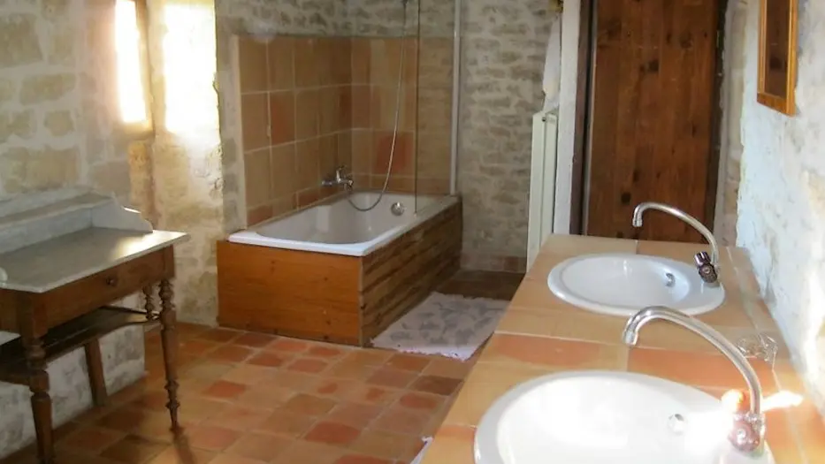 HCOLLAQU047V5026GV_Thézac_ManoirDeLaGabertie_Faffa_sdb