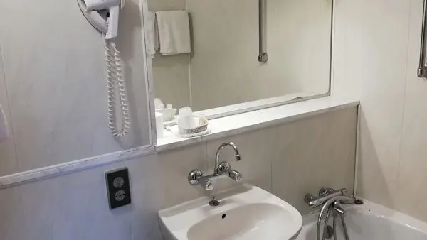 HOTAQU047FS0000W_Fumel_BritHôtel_sdb