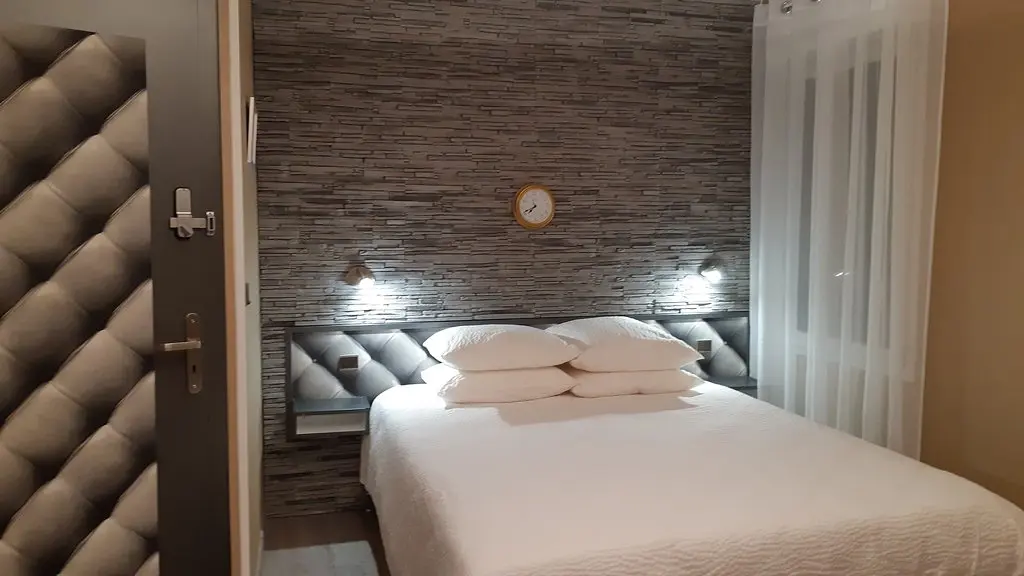 HLOAQU047V50DXBU_Fumel_Le72Watt_Marié_chambre