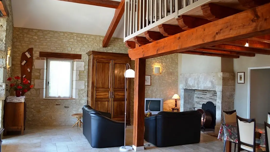 HLOAQU047FS002IV_Thézac_Clots de Reillou_salon