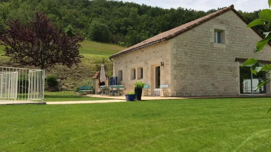 HLOAQU047FS00093_Tournon_gîtedelagrèze_Lacam_extérieur