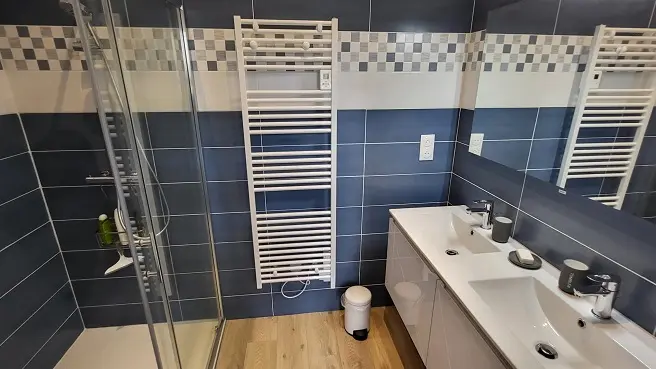 salle de bain bleue jardin des sauges