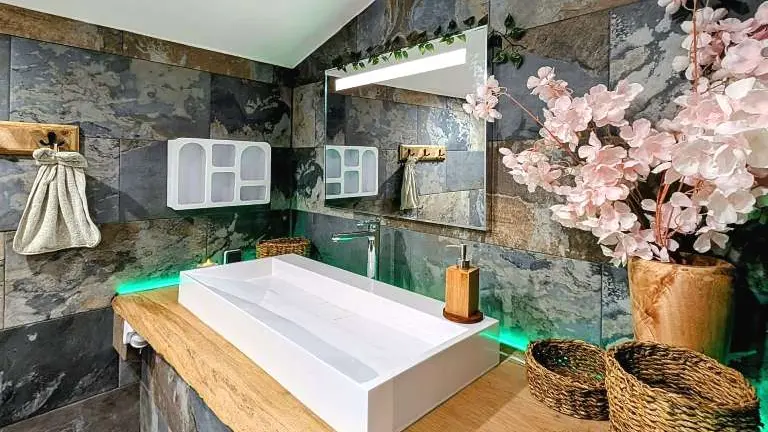 salle-de-bain-portrait-1-scaled