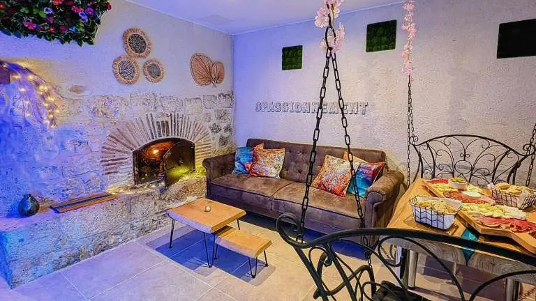 salon-portrait-1-scaled