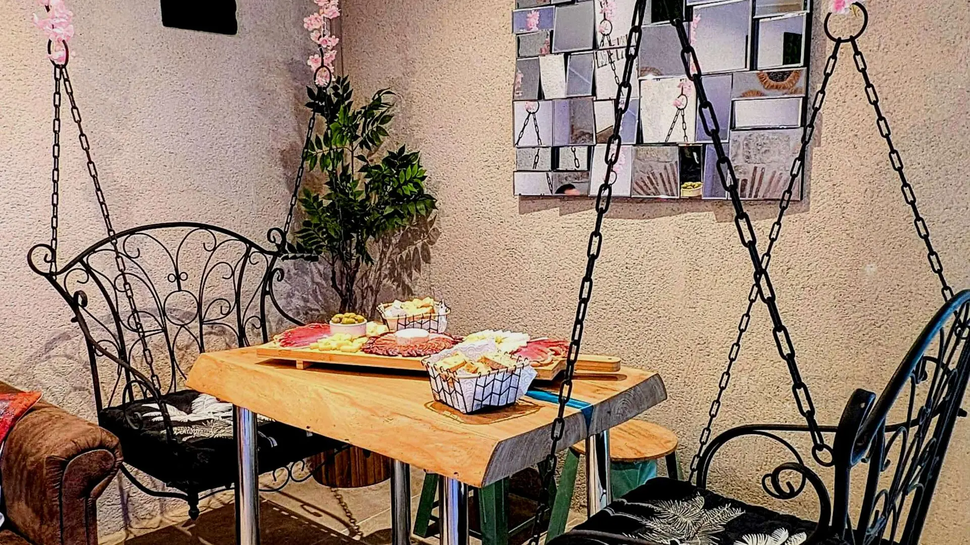 salon-portrait-2-scaled